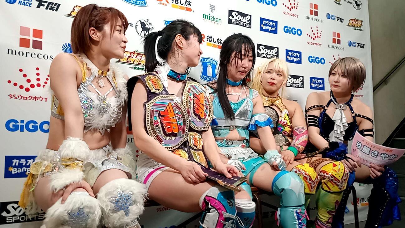 勝利したコズエンの（左から）なつぽい、さくらあや、玖麗さやか、水森由菜、安納サオリ