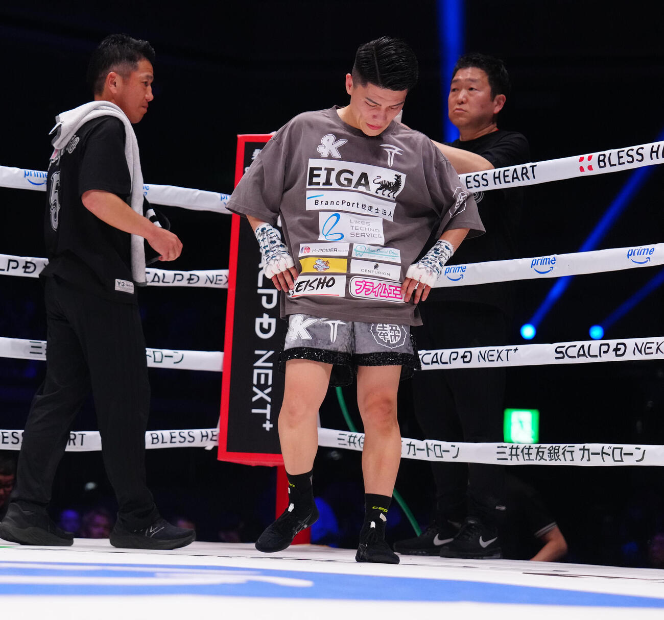 ゲバラの負傷で無効試合となり、うつむく坪井（撮影・鈴木みどり）