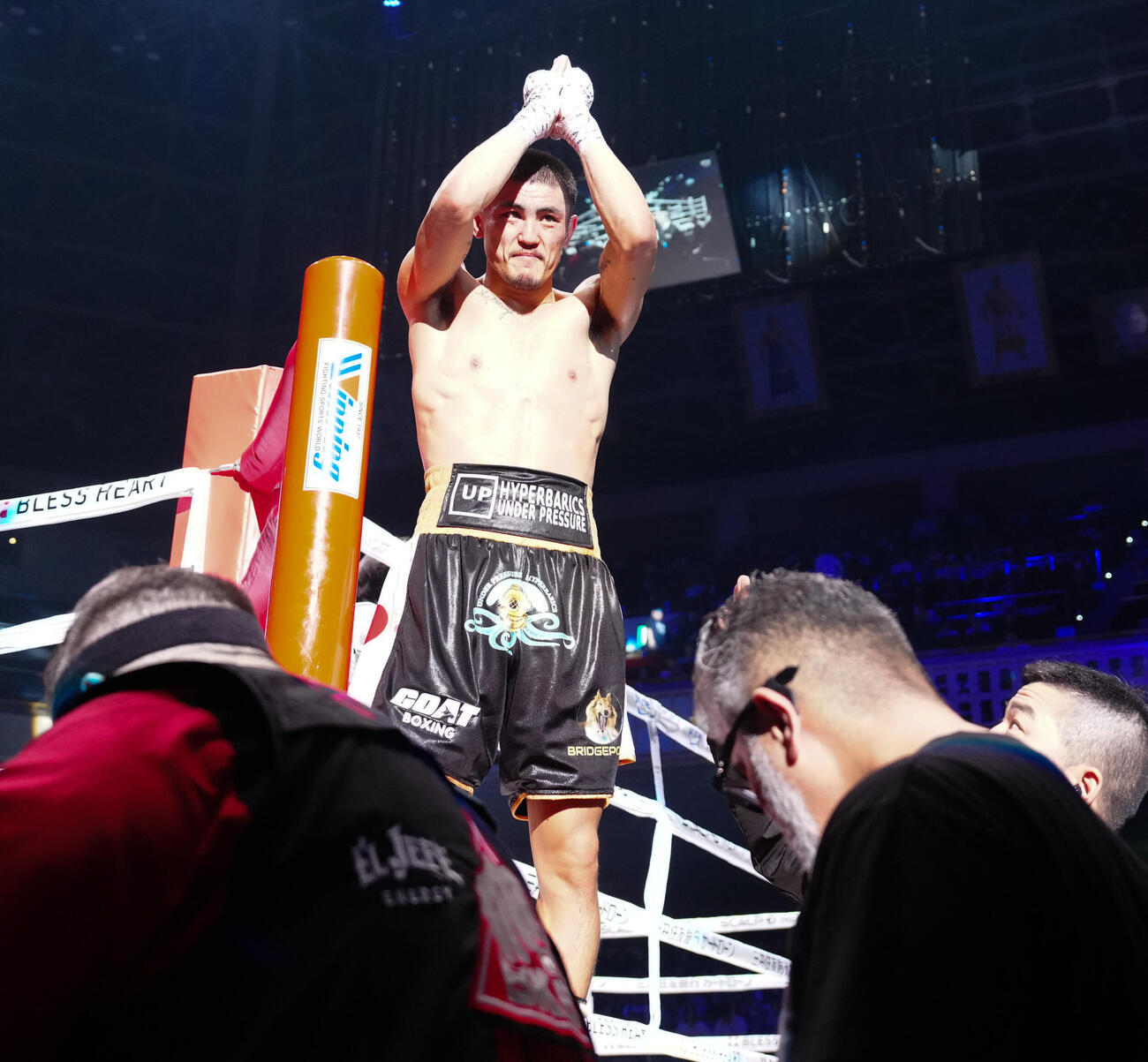 カルデロンに判定負けし、声援に応える秋次（撮影・鈴木みどり）