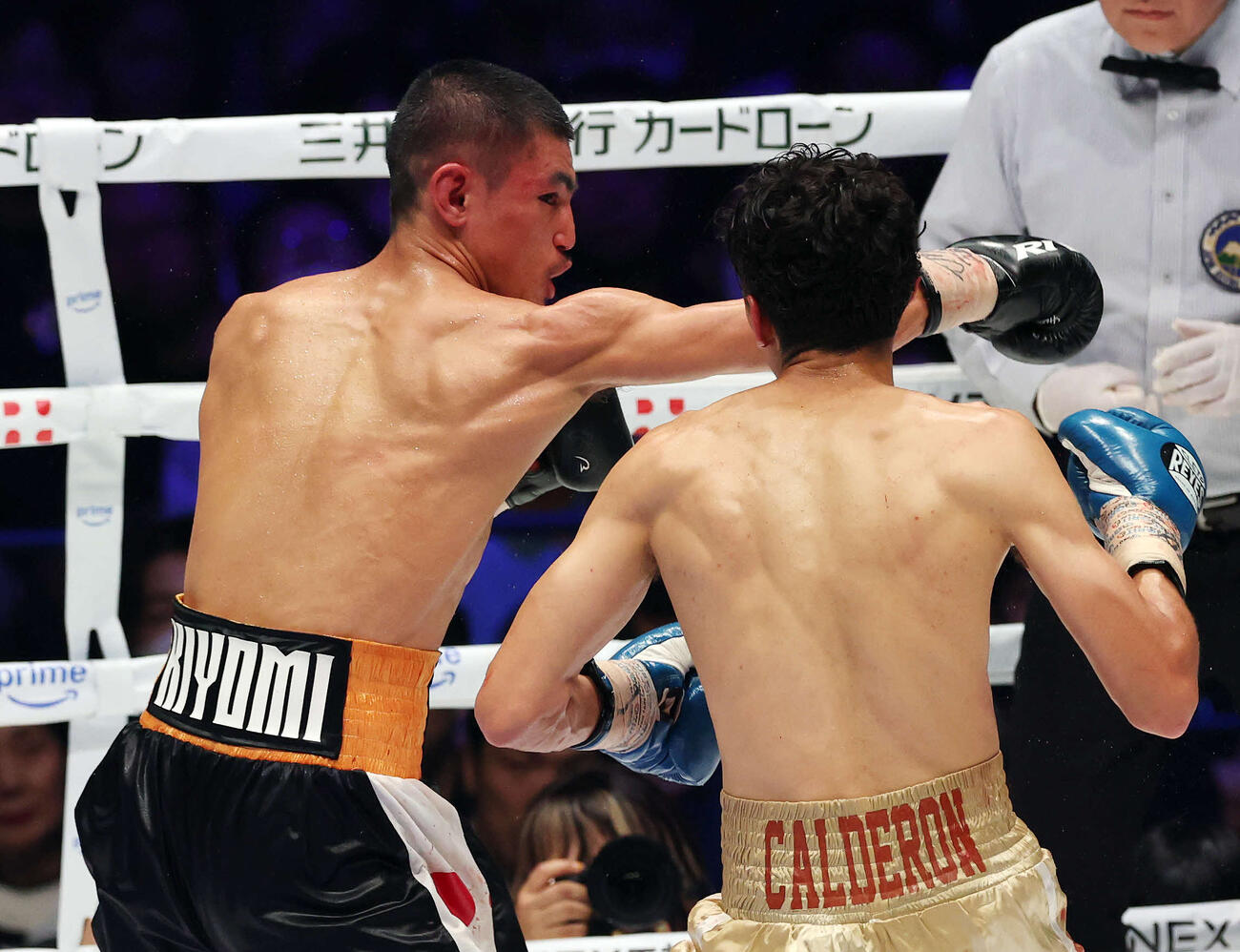 8回、カルデロン（右）にパンチを打つ秋次（撮影・宮地輝）
