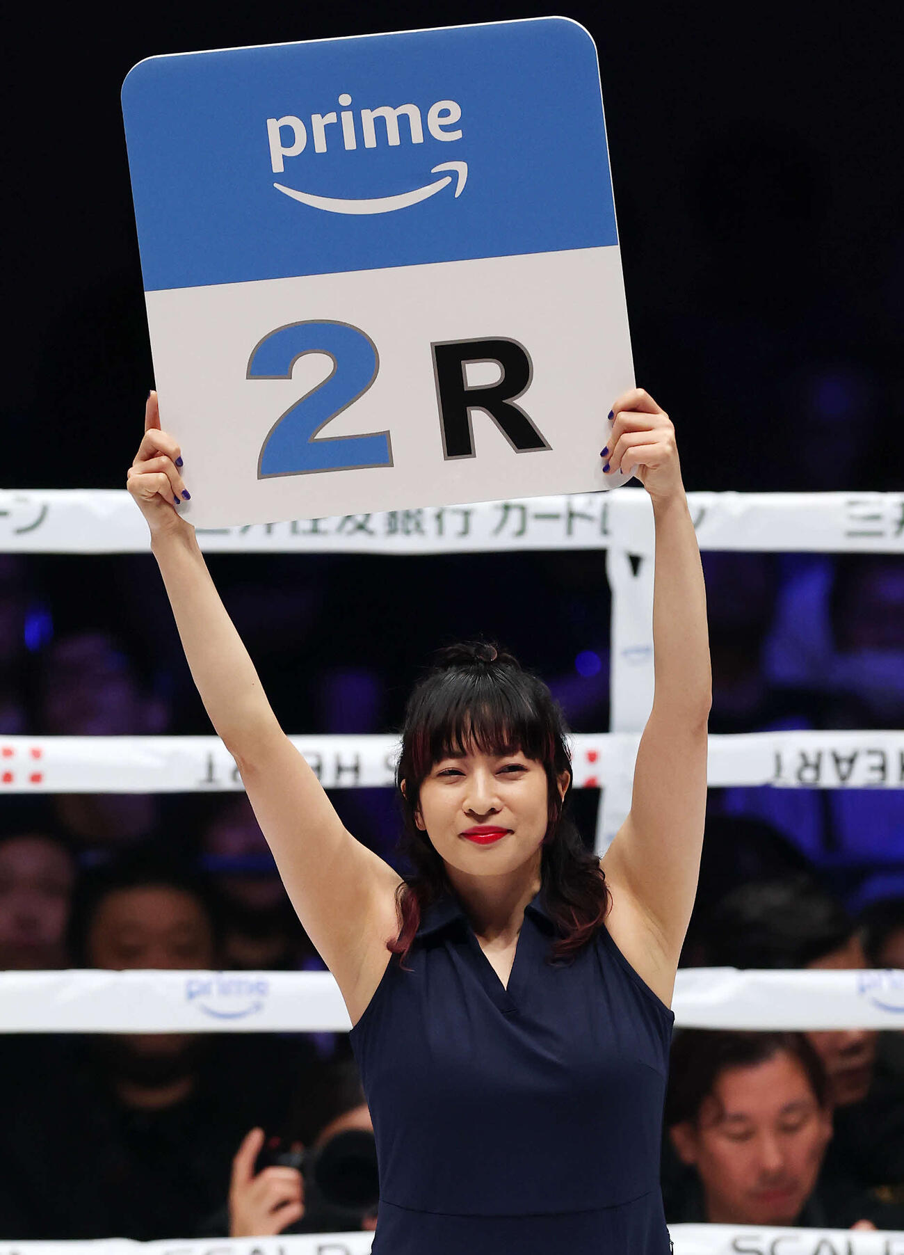 リングを彩るラウンドガールの小玉しのぶ（撮影・宮地輝）