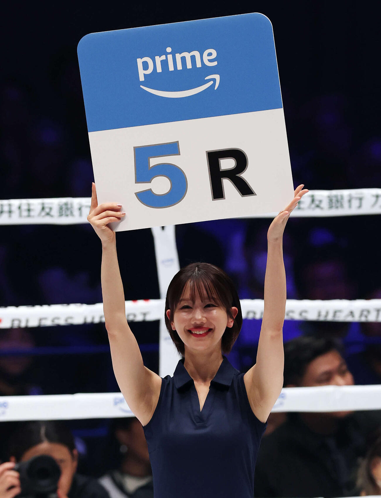 リングを彩るラウンドガールのあらた唯（撮影・宮地輝）