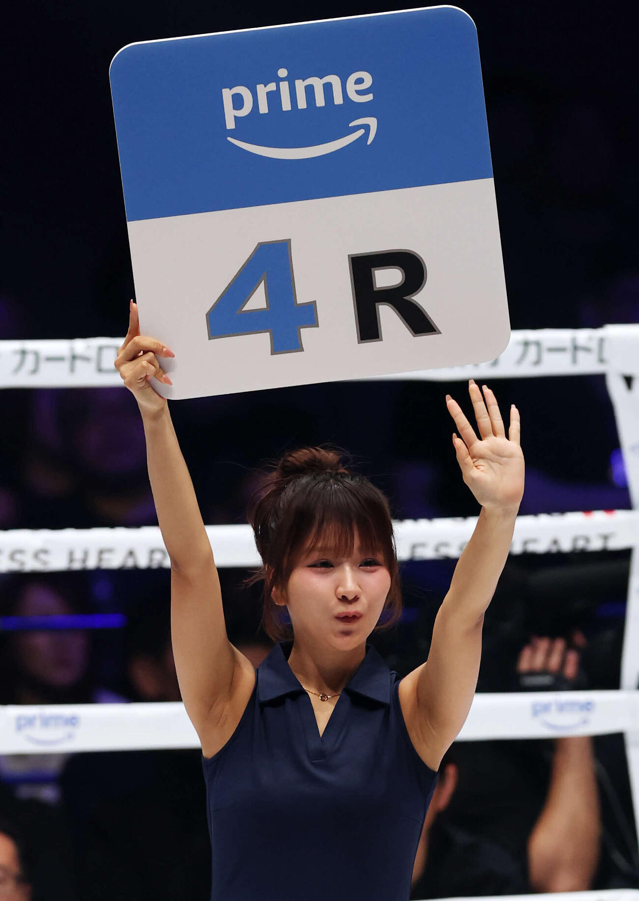 リングを彩るラウンドガールの森脇梨々夏（撮影・宮地輝）