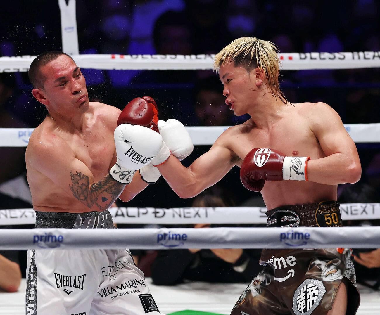 7回、エストラダ（左）にパンチを見舞う那須川（撮影・宮地輝）