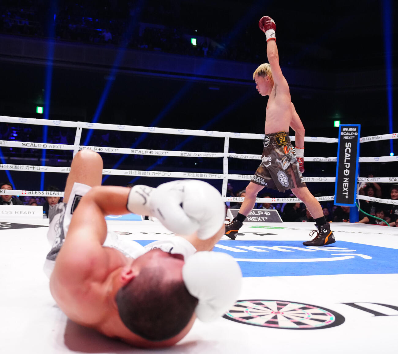 6回、エストラダ（手前）のスリップに左手をあげる那須川（撮影・鈴木みどり）