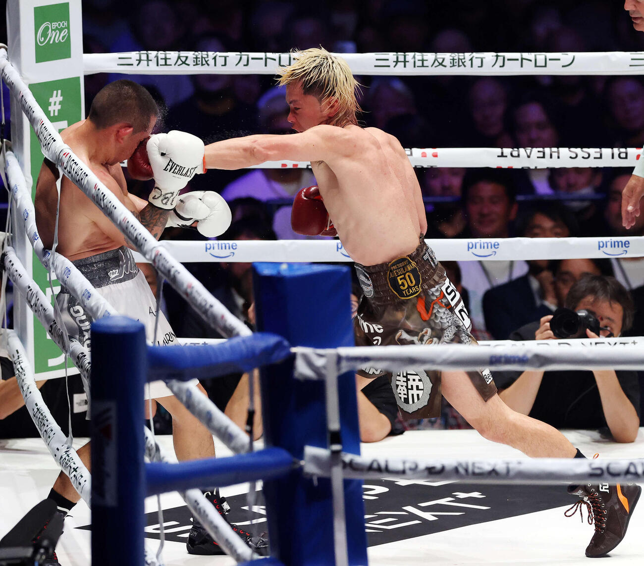 2回、エストラダ（左）にパンチを見舞う那須川（撮影・宮地輝）