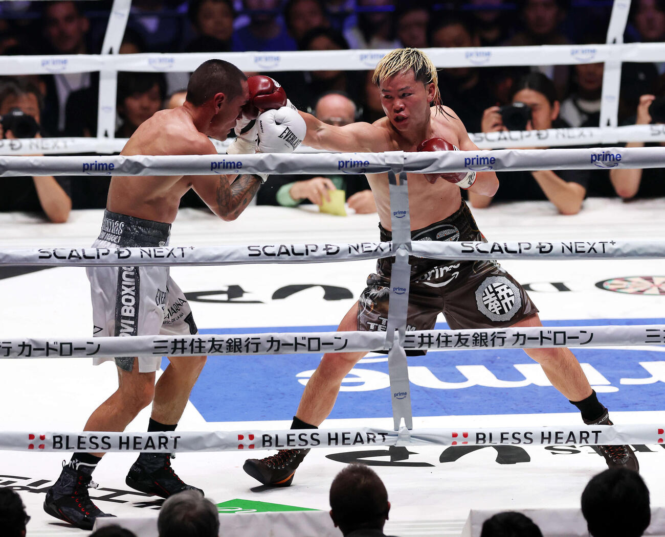 9回、エストラダ（左）にパンチを打ち込む那須川（撮影・宮地輝）