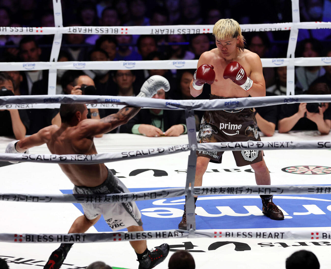 1回、エストラダ（左）にパンチを見舞う那須川（撮影・宮地輝）