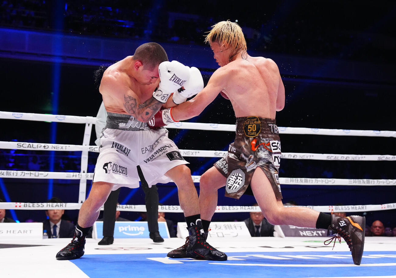 7回、エストラダ（左）にボディを見舞う那須川（撮影・鈴木みどり）