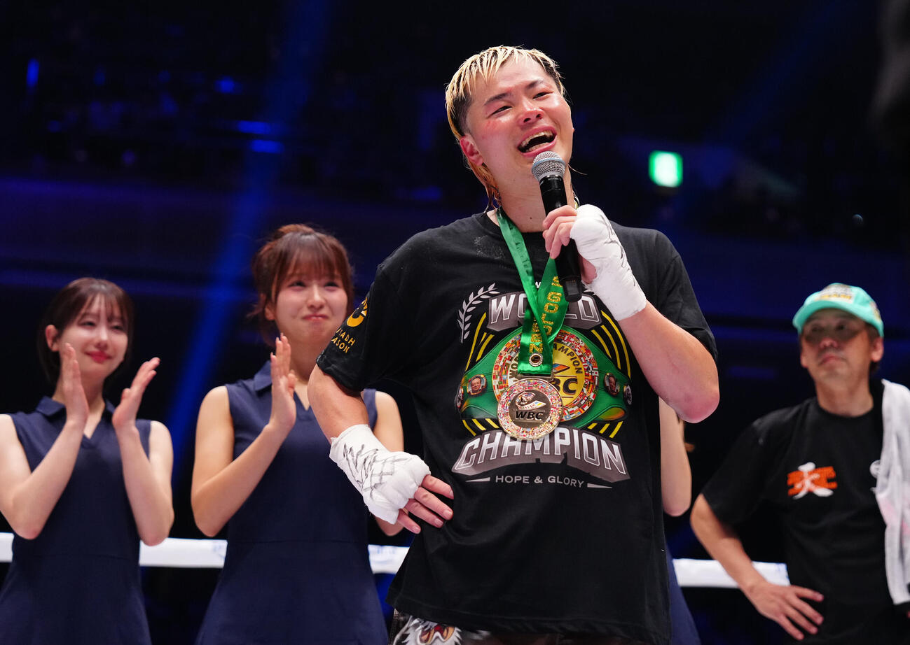 エストラダに9回TKO勝ちし、インタビューに答える那須川（撮影・鈴木みどり）