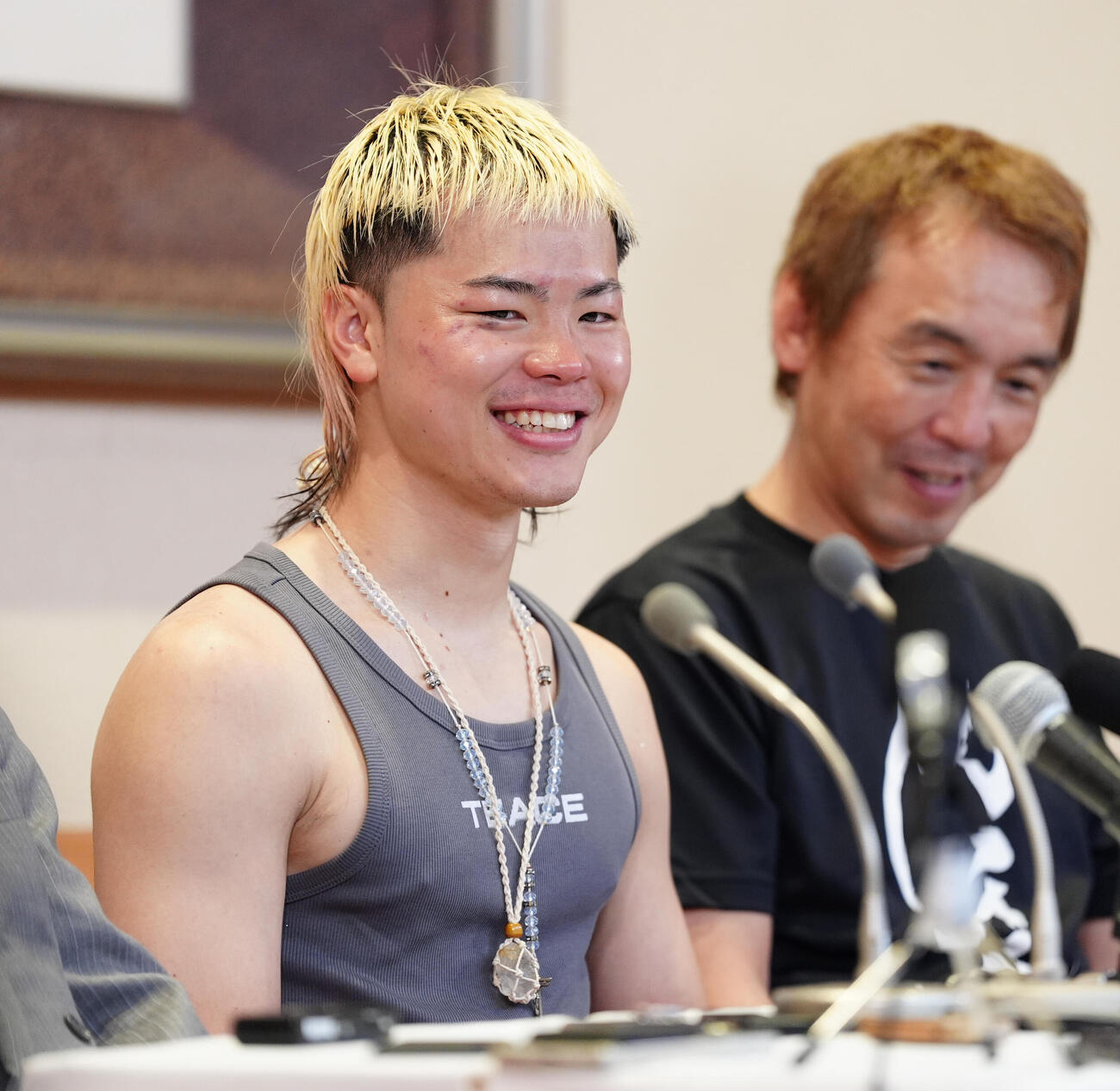 試合後の会見に笑顔で臨む那須川（左）（撮影・鈴木みどり）