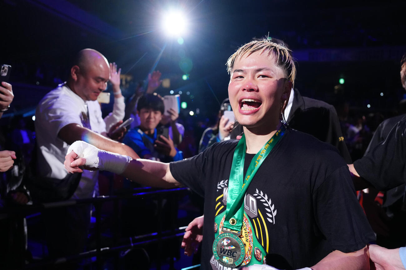 エストラダに9回TKO勝ちした那須川は笑顔で引き揚げる（撮影・鈴木みどり）