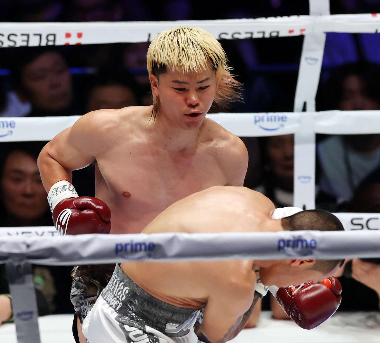 1回、エストラダ（手前）にパンチを見舞う那須川（撮影・宮地輝）