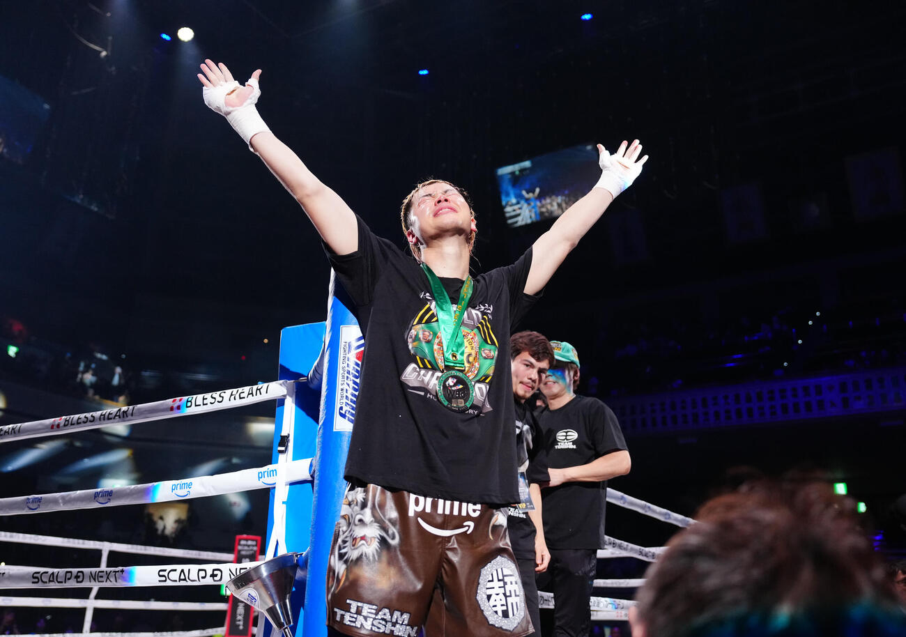 エストラダに9回TKO勝ちし、両手を広げ声援に応える那須川（撮影・鈴木みどり）