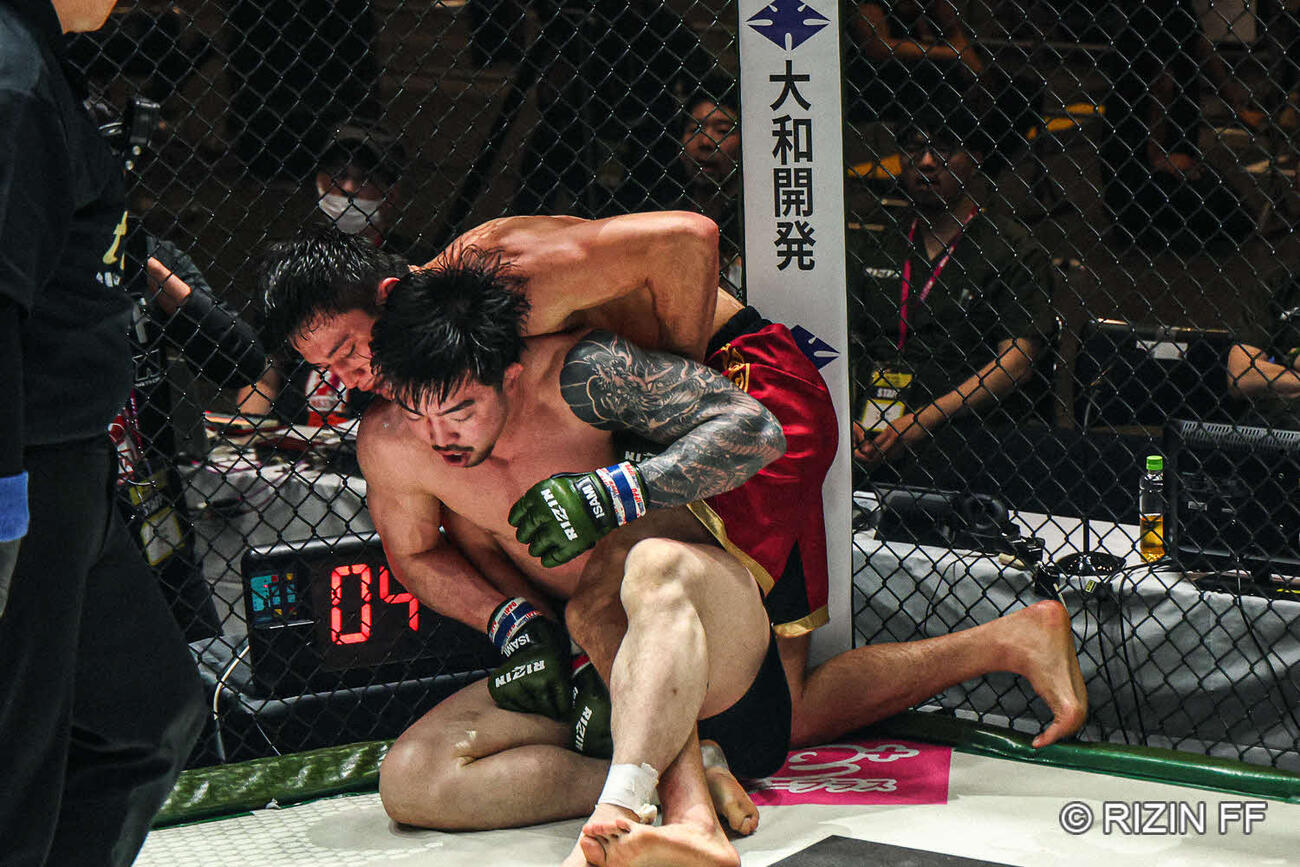 後ろから天弥をコントロールするズマガジー（C）RIZIN FF