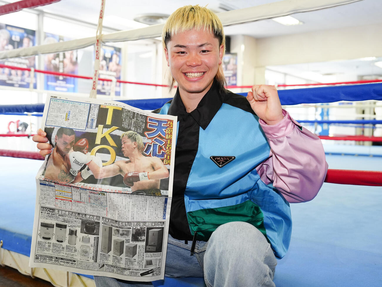エストラダ戦から一夜明け、本紙を手に可愛くガッツポーズする那須川（撮影・鈴木みどり）