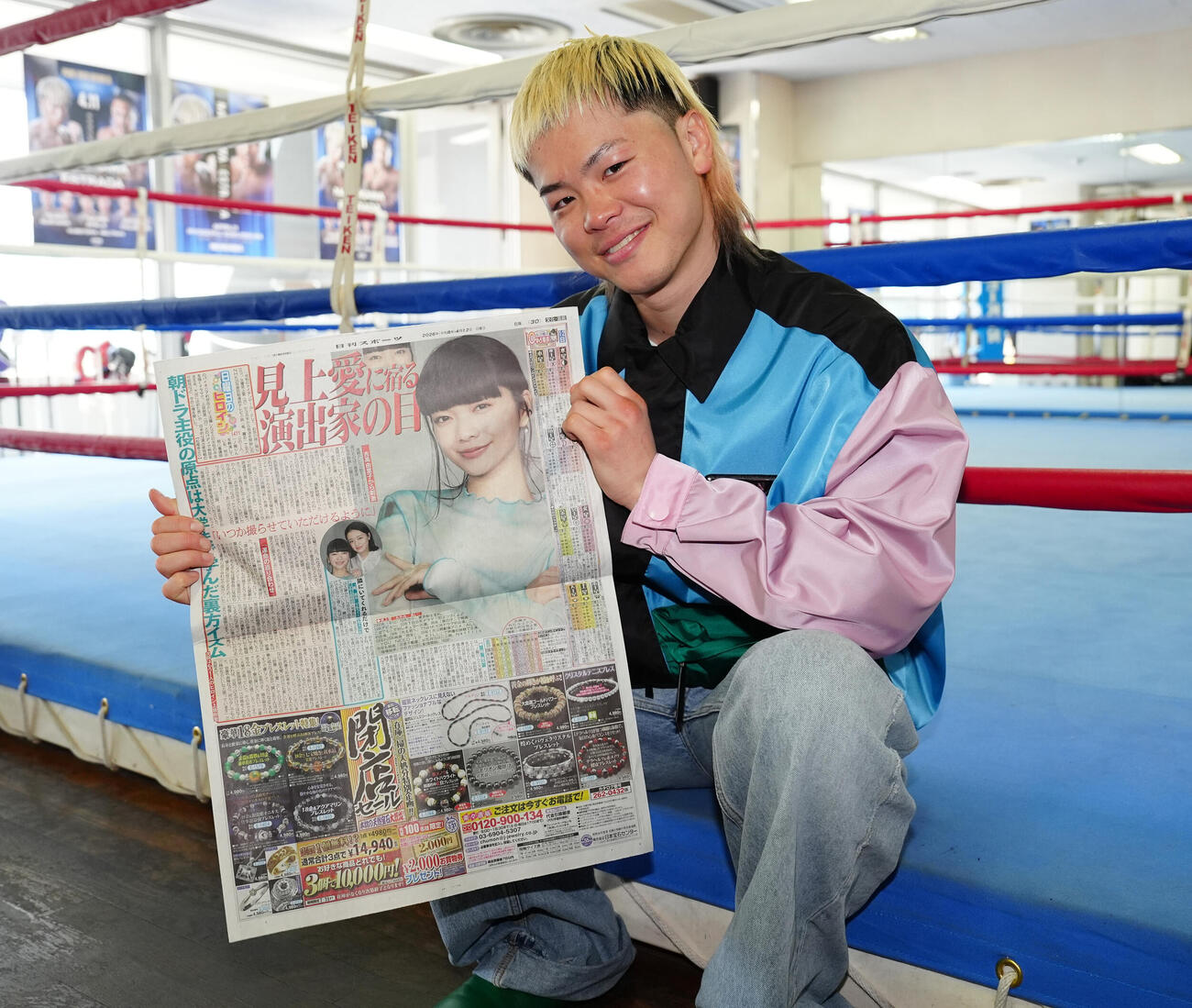 エストラダ戦から一夜明け、なぜか本紙の芸能面を手にポーズを取る那須川（撮影・鈴木みどり）