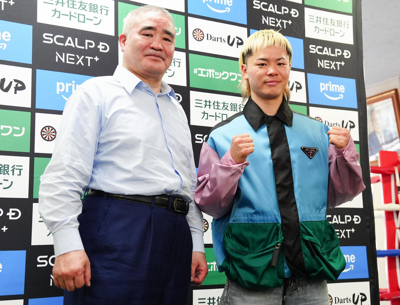 一夜明け会見後、帝拳ジム浜田代表（左）と写真に納まる那須川（撮影・鈴木みどり）