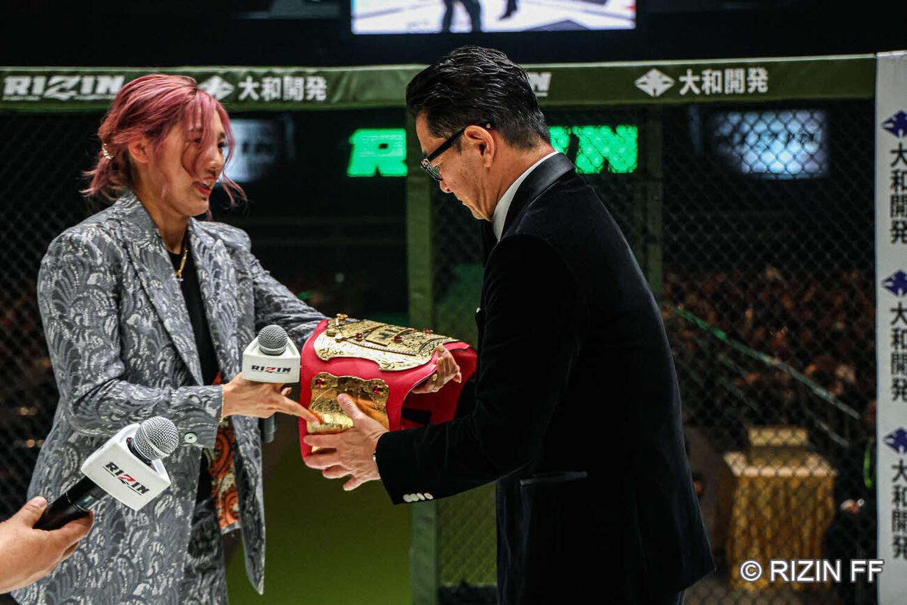 榊原信行CEOにベルトを返上した伊澤星花（C）RIZIN FF
