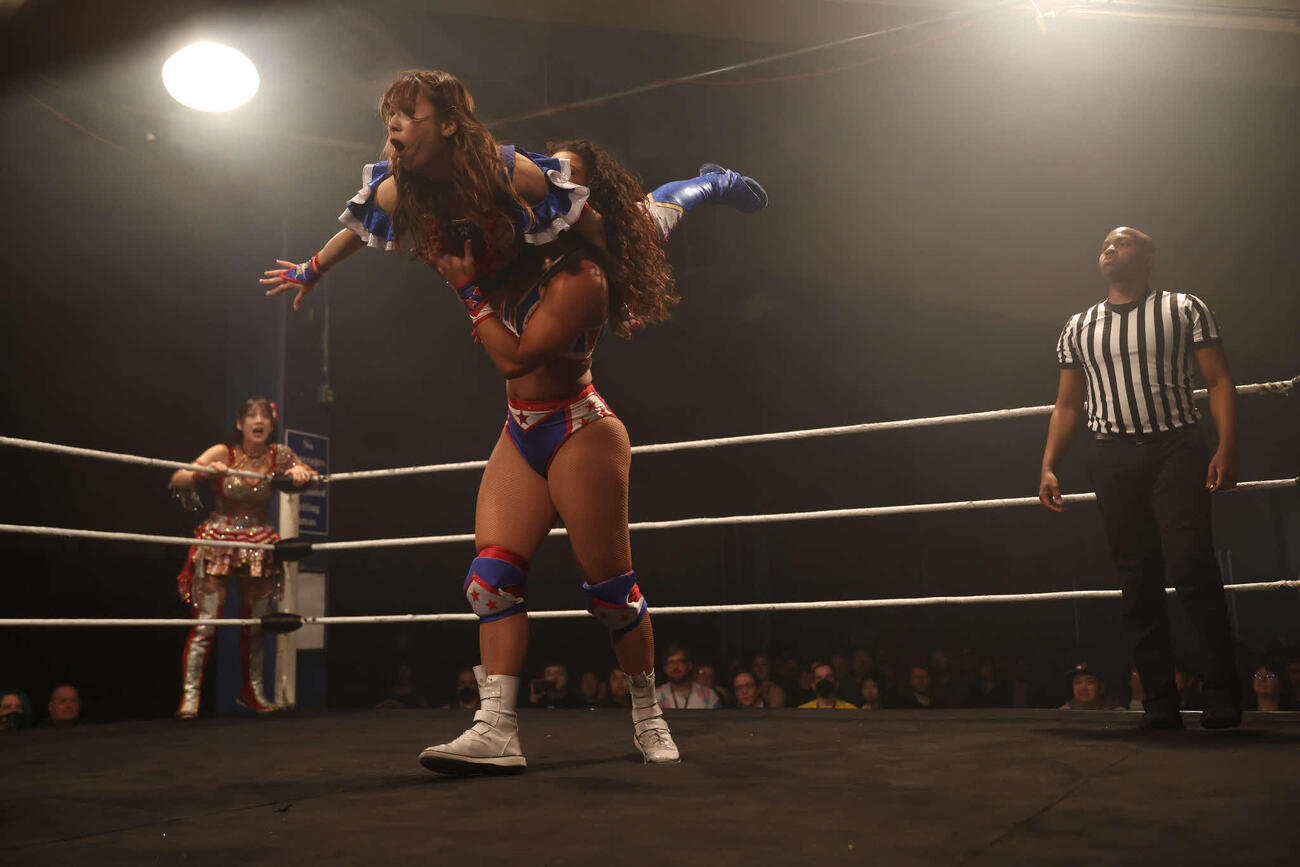 荒井優希を抱え上げるJ－ROD（C）東京女子プロレス