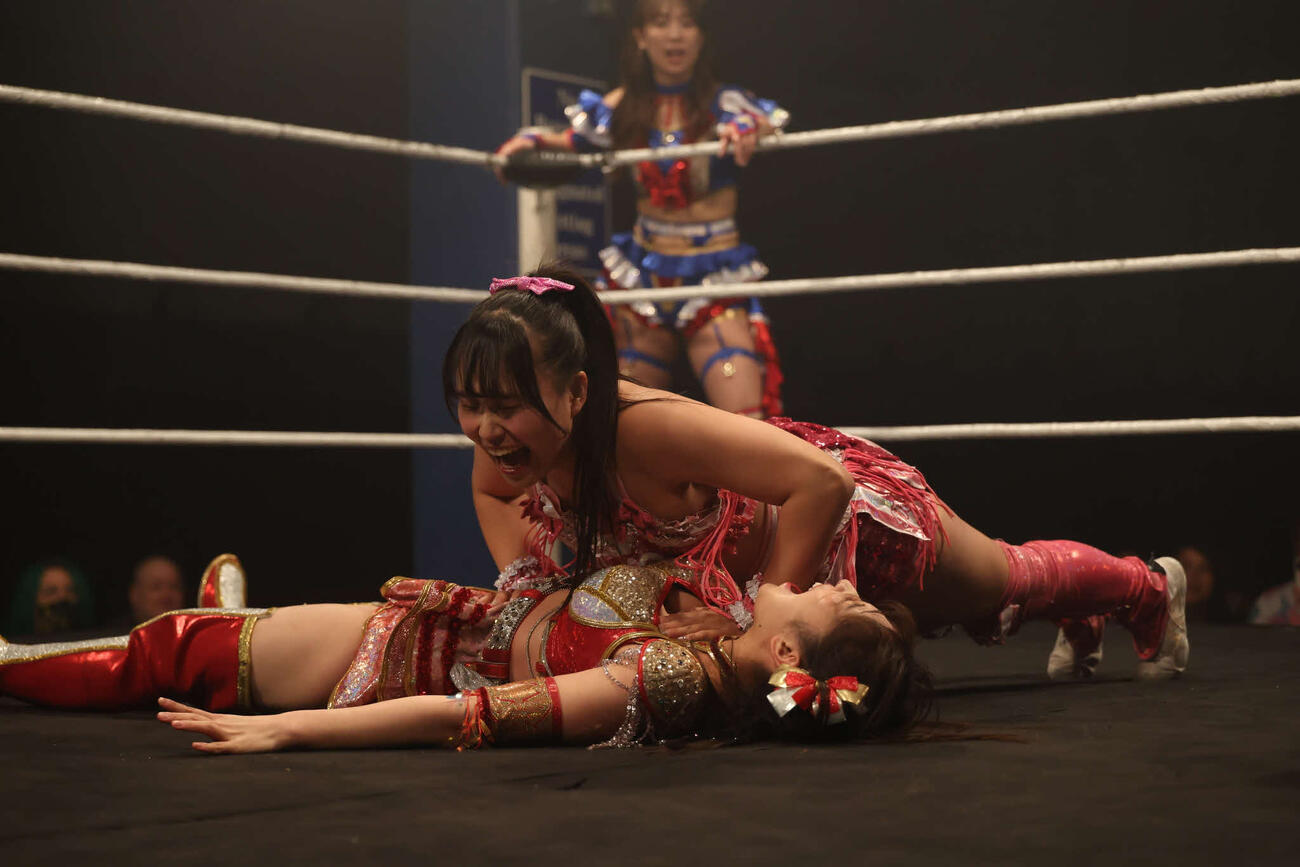腕立て伏せで上原わかなをフォールする渡辺未詩（C）東京女子プロレス
