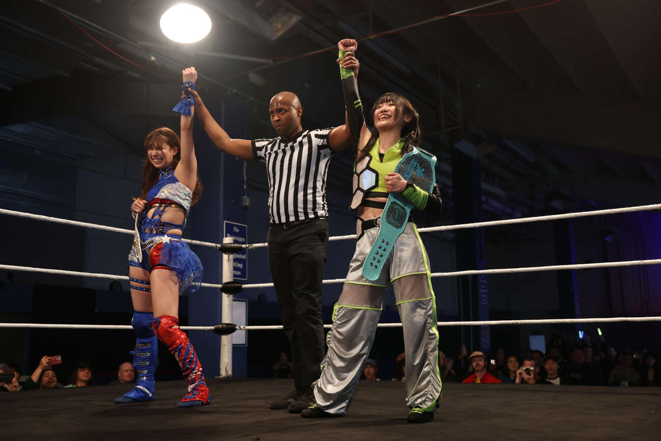 勝利した荒井優希（左）と鈴芽（C）東京女子プロレス