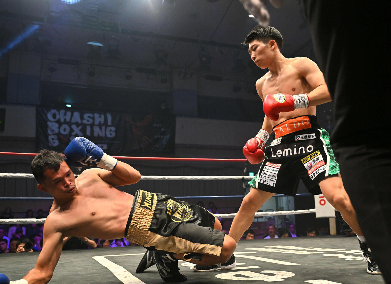 2回、荒竹（右）はパリニャ・カイカンハをノックアウトする（撮影・滝沢徹郎）