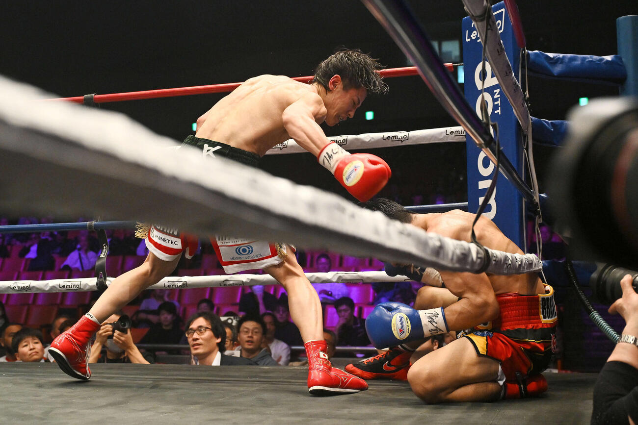8回、力石（左）はリト・バデナスのボディーにパンチを打ち込みノックアウトする（撮影・滝沢徹郎）