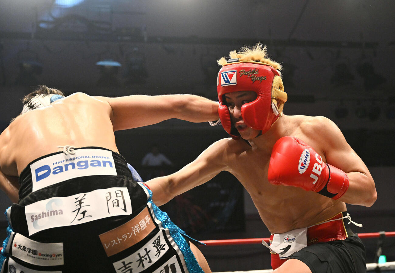 プロテストの公開スパーリングで藤木（右）は橋本にパンチを打ち込む（撮影・滝沢徹郎）