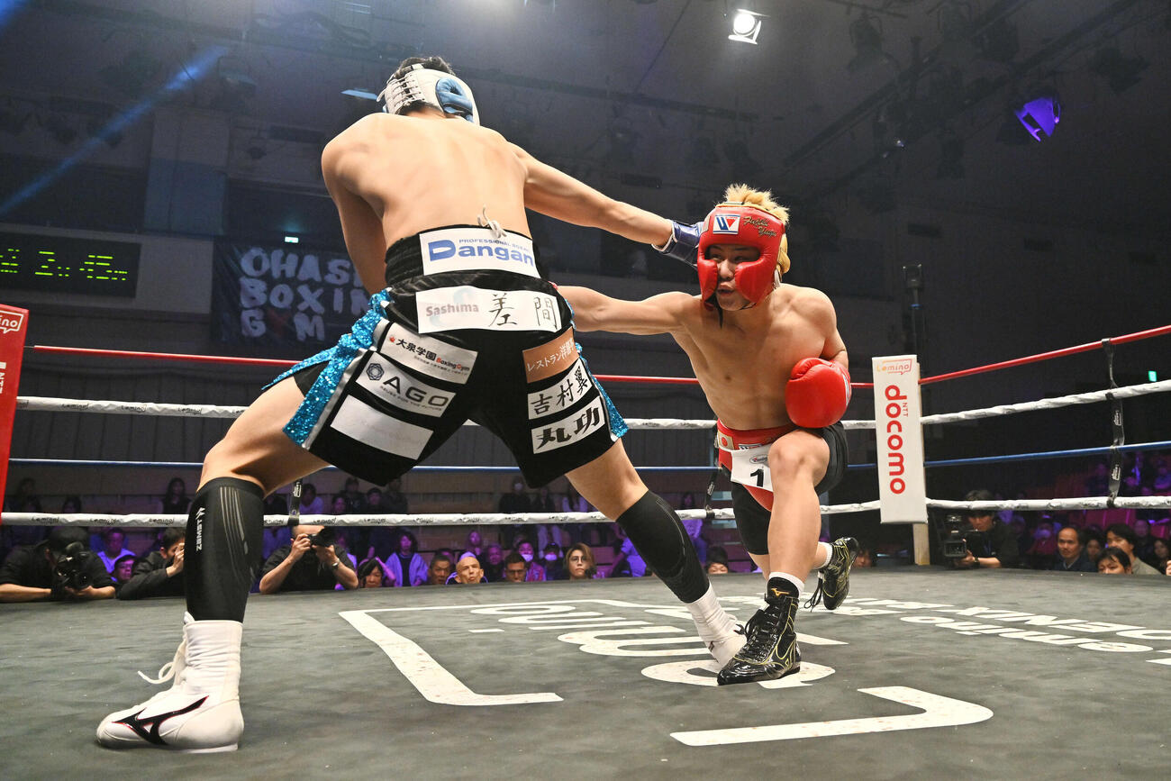 プロテストの公開スパーリングで藤木（右）は橋本にパンチを打ち込む（撮影・滝沢徹郎）
