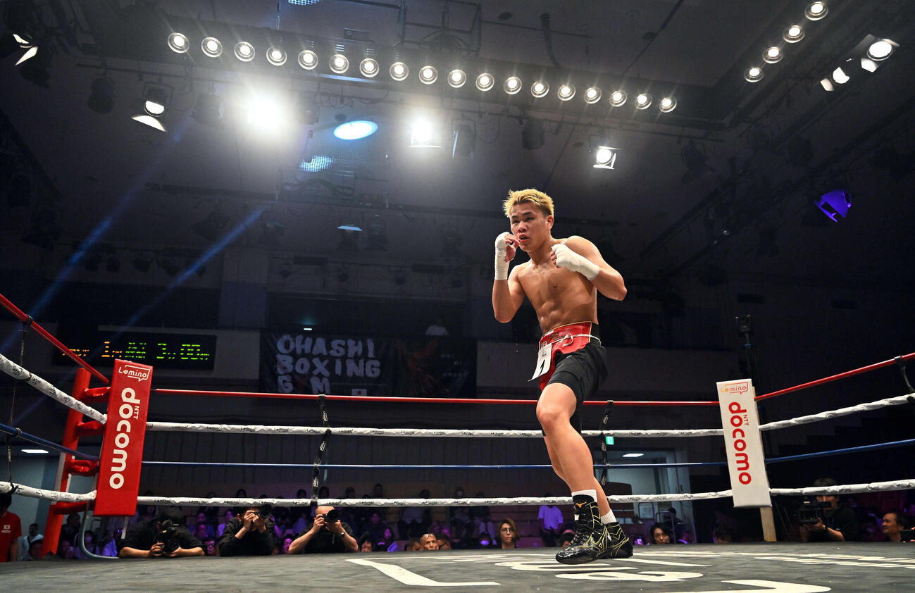 プロテストのシャドーボクシングをする藤木（撮影・滝沢徹郎）