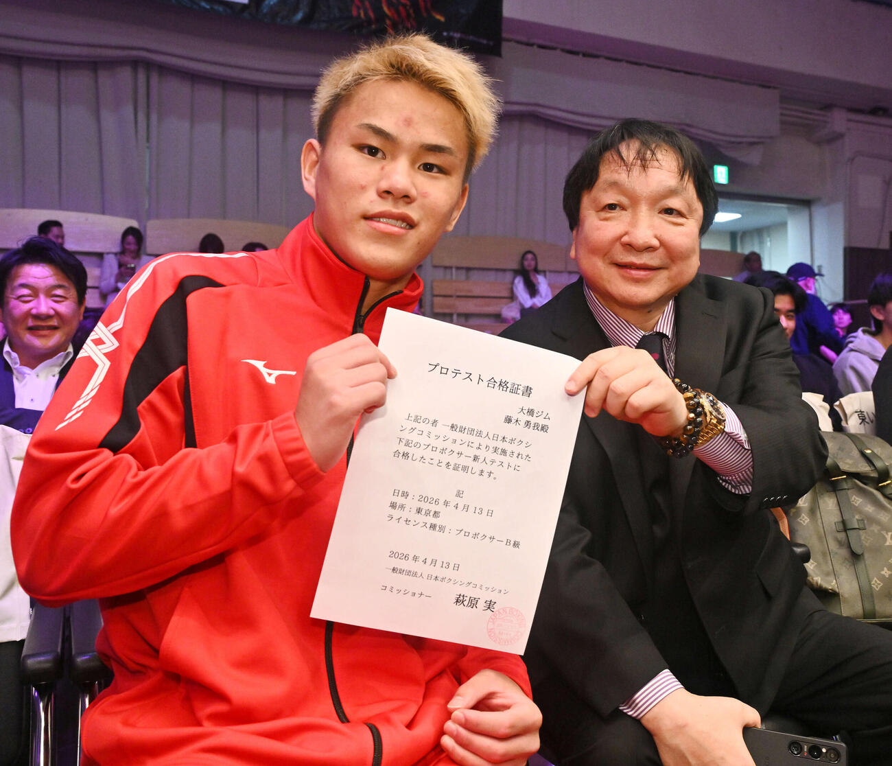プロテスト合格証書を手に記念撮影する藤木（左）と大橋会長（撮影・滝沢徹郎）