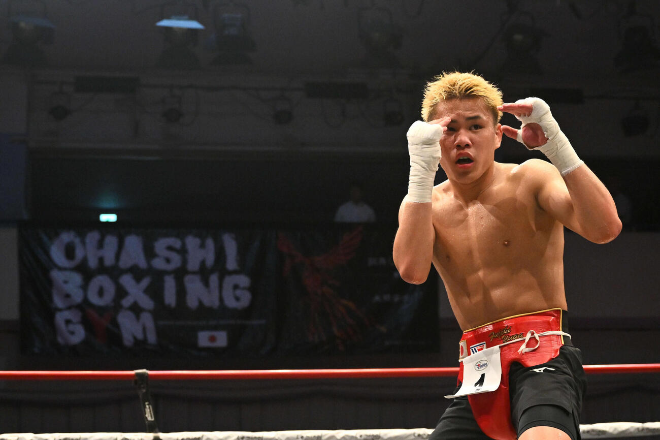プロテストのシャドーボクシングをする藤木（撮影・滝沢徹郎）