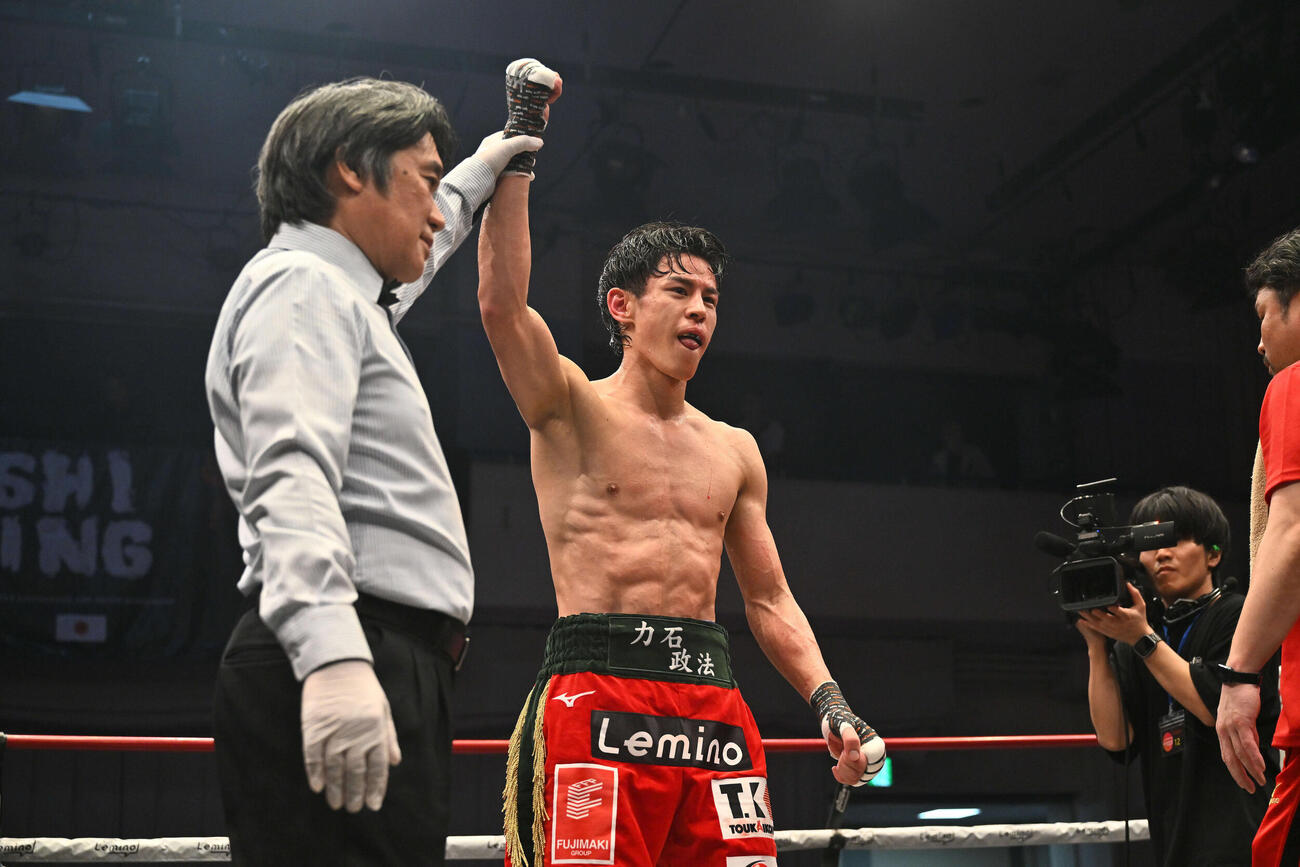 力石はリト・バデナスをノックアウトし勝ち名乗りを受ける（撮影・滝沢徹郎）