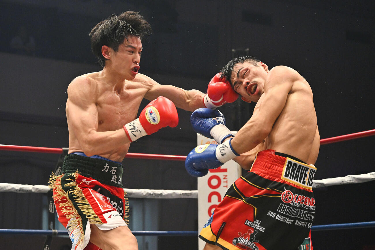 4回、力石（左）はリト・バデナスにパンチを打ち込む（撮影・滝沢徹郎）