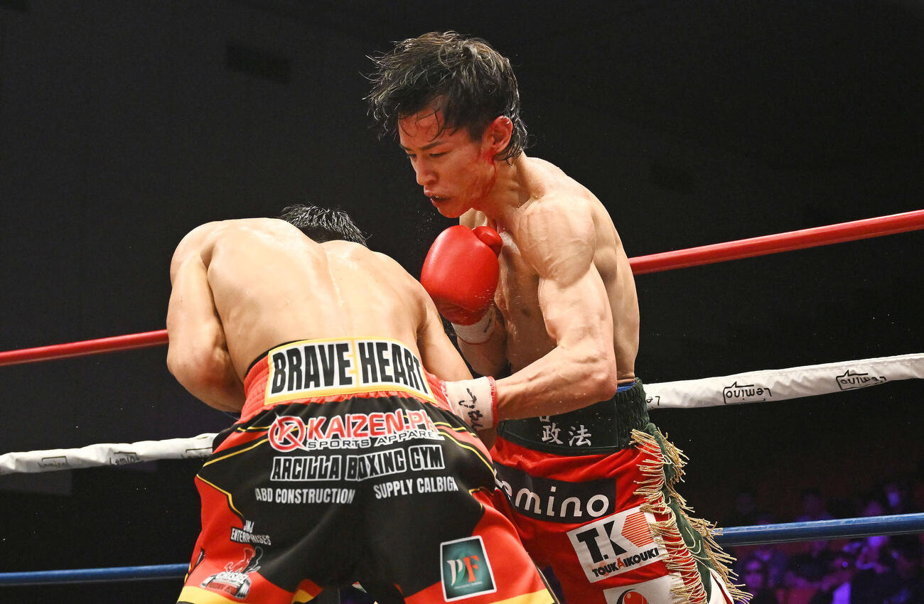 7回、力石（右）はリト・バデナスのボディーにパンチを打ち込む（撮影・滝沢徹郎）
