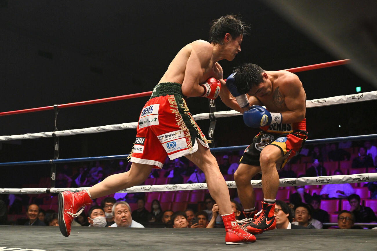 8回、力石（左）はリト・バデナスのボディーにパンチを打ち込みノックアウトする（撮影・滝沢徹郎）