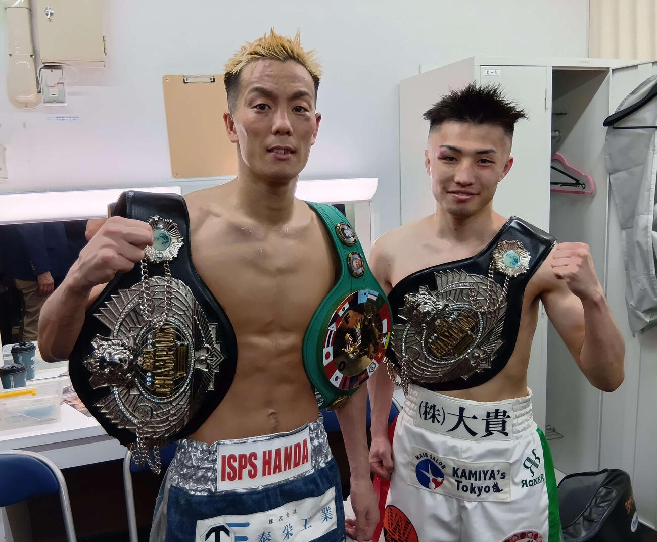 メインで日本＆東洋太平洋スーパーフライ級王座を獲得した同門の吉田京太郎（左）とタイトル奪取を喜ぶ日本ライトフライ級新王者の亀山大輝
