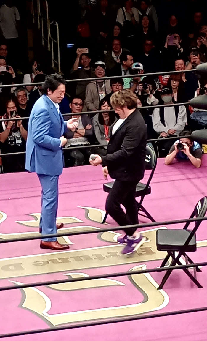 エアギターで共演した小橋建太（左）と棚橋弘至