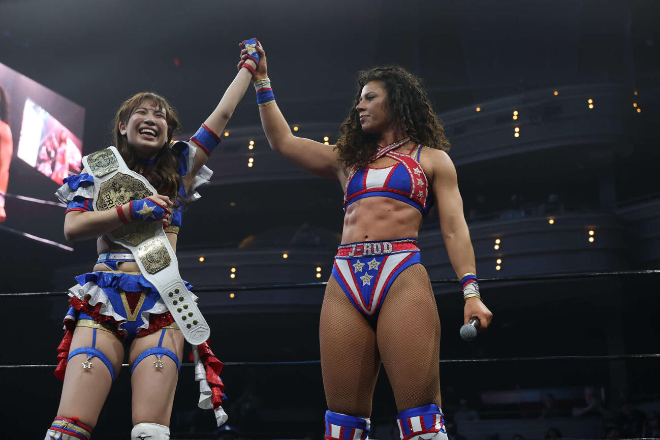 試合後には互いにリスペクトを示した荒井優希（左）とJ－ROD（C）東京女子プロレス