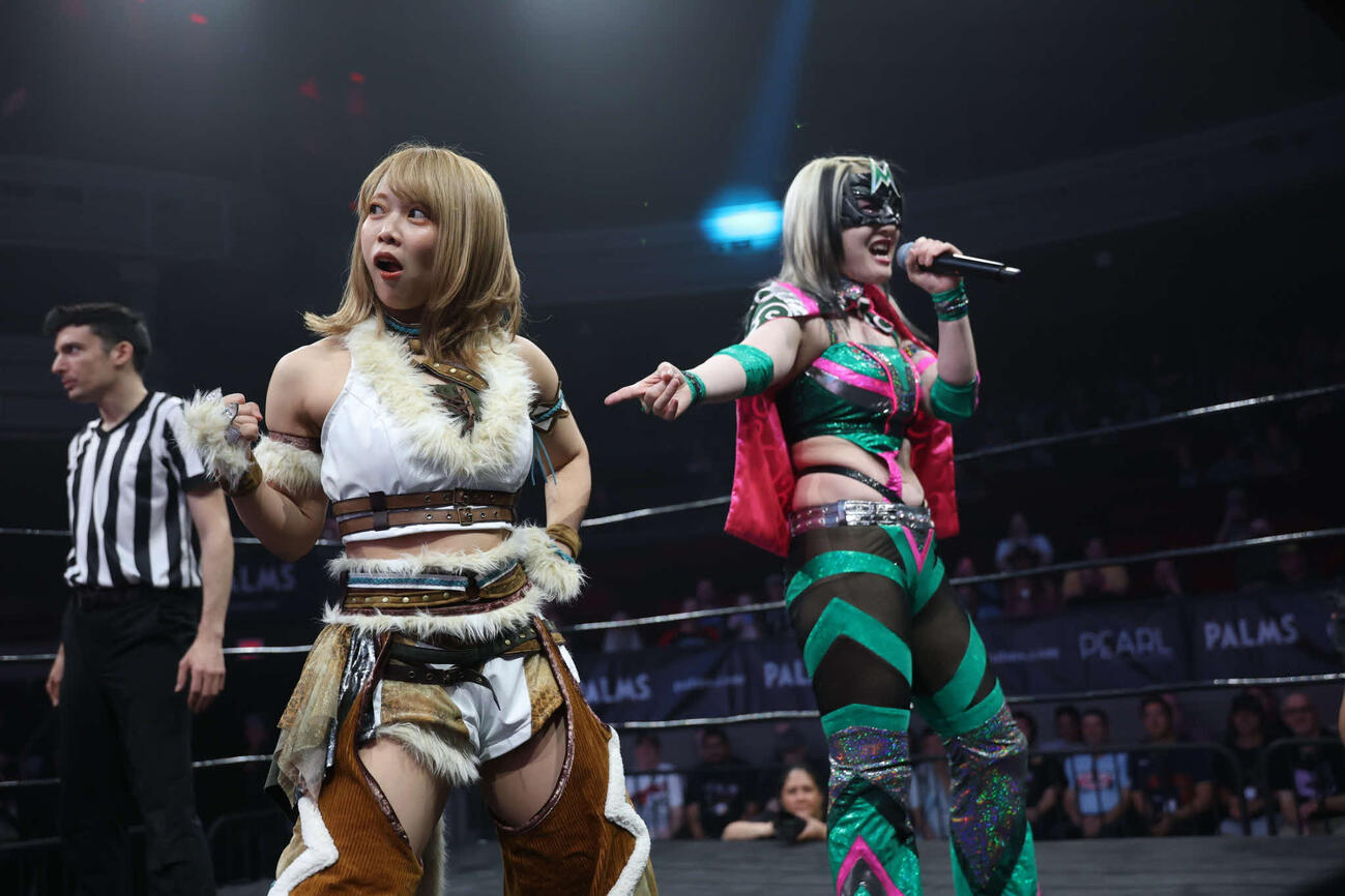 マイクアピールする享楽共鳴の中島翔子（左）とハイパーミサヲ（C）東京女子プロレス