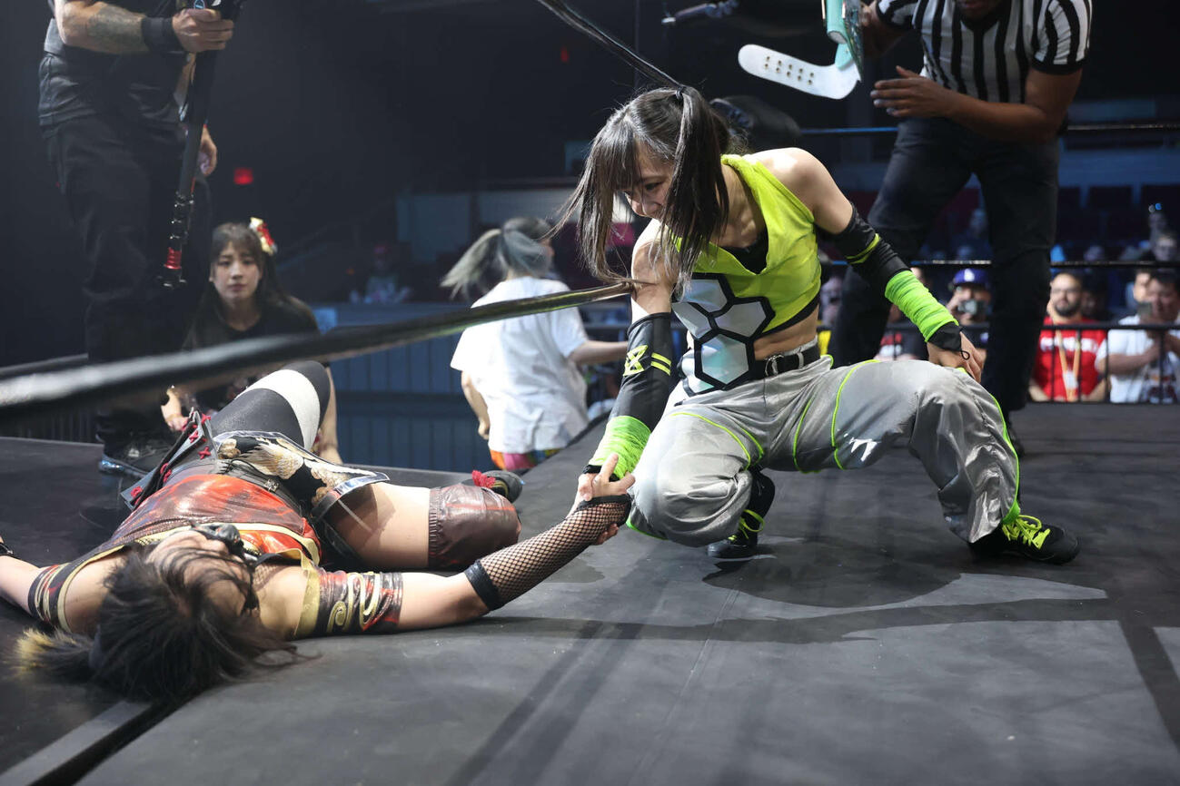 試合後、握手する鈴芽（右）とハットリ桜（C）東京女子プロレス