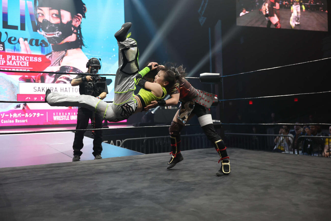 リング・ア・ベルを決める鈴芽（左）（C）東京女子プロレス