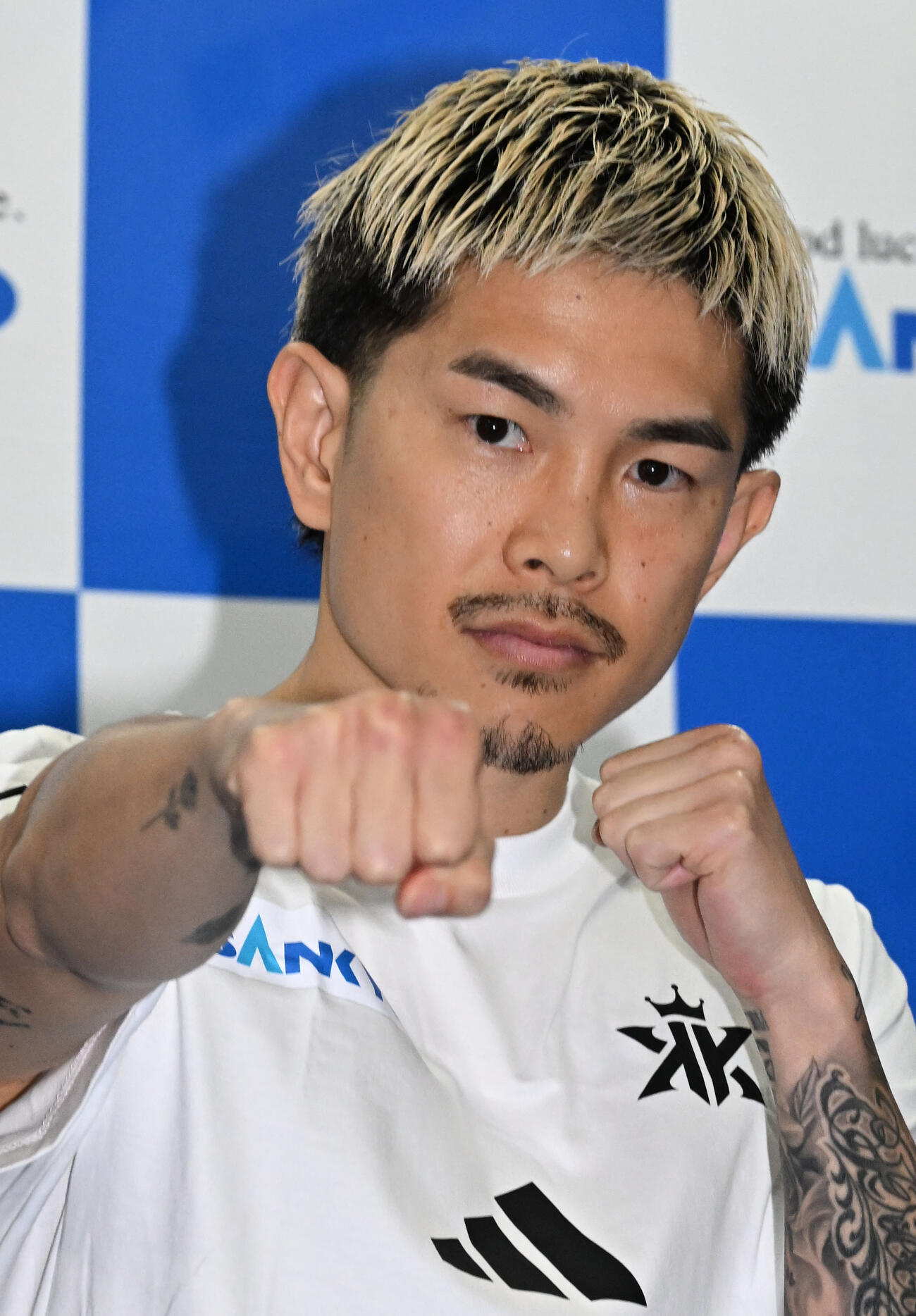 公開練習を前に写真撮影に応じる井岡一翔（撮影・千葉一成）