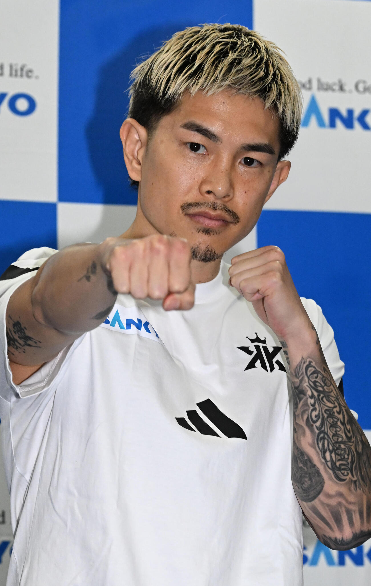 公開練習を前に写真撮影に応じる井岡一翔（撮影・千葉一成）