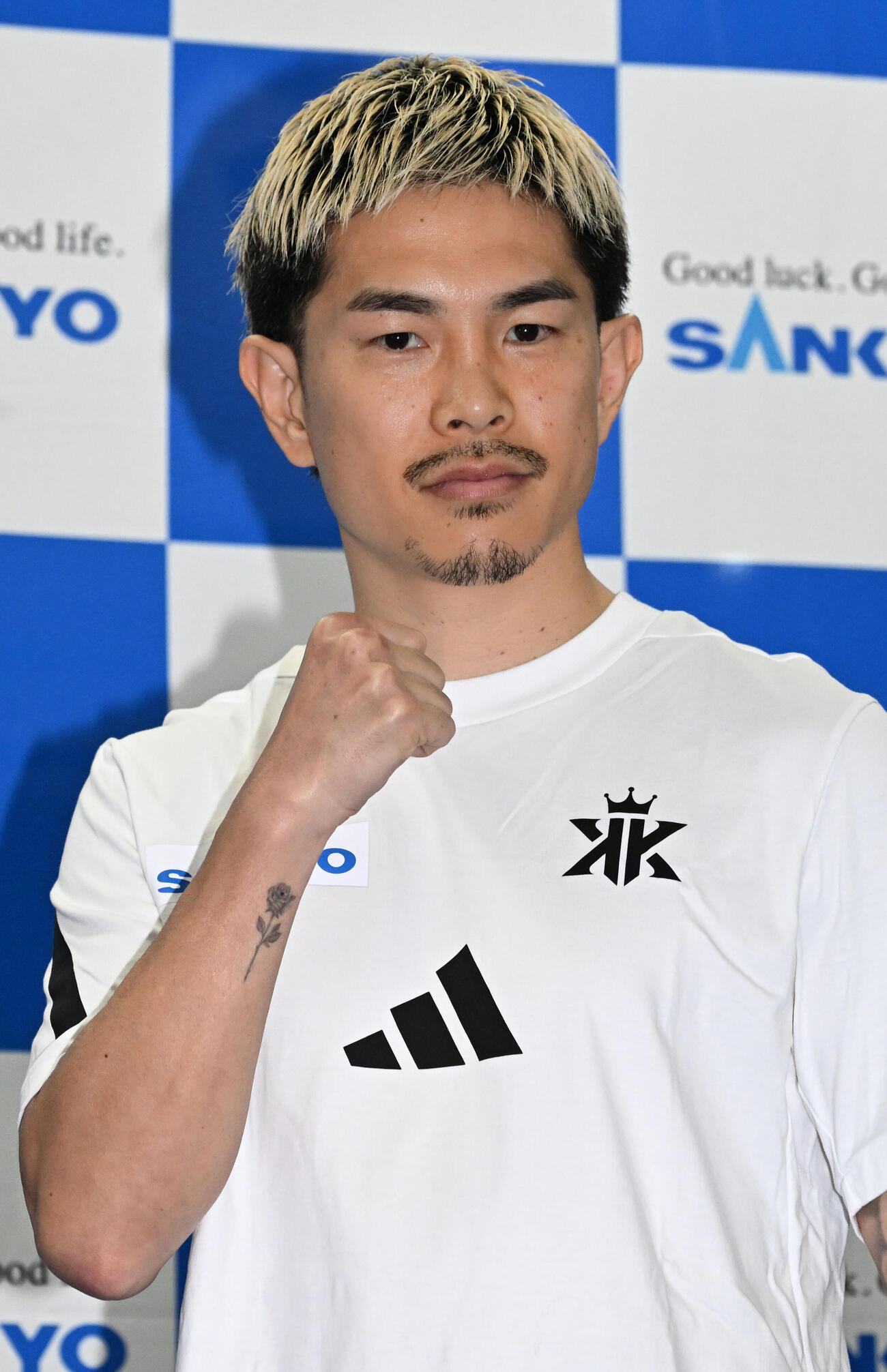 公開練習を前に写真撮影に応じる井岡一翔（撮影・千葉一成）