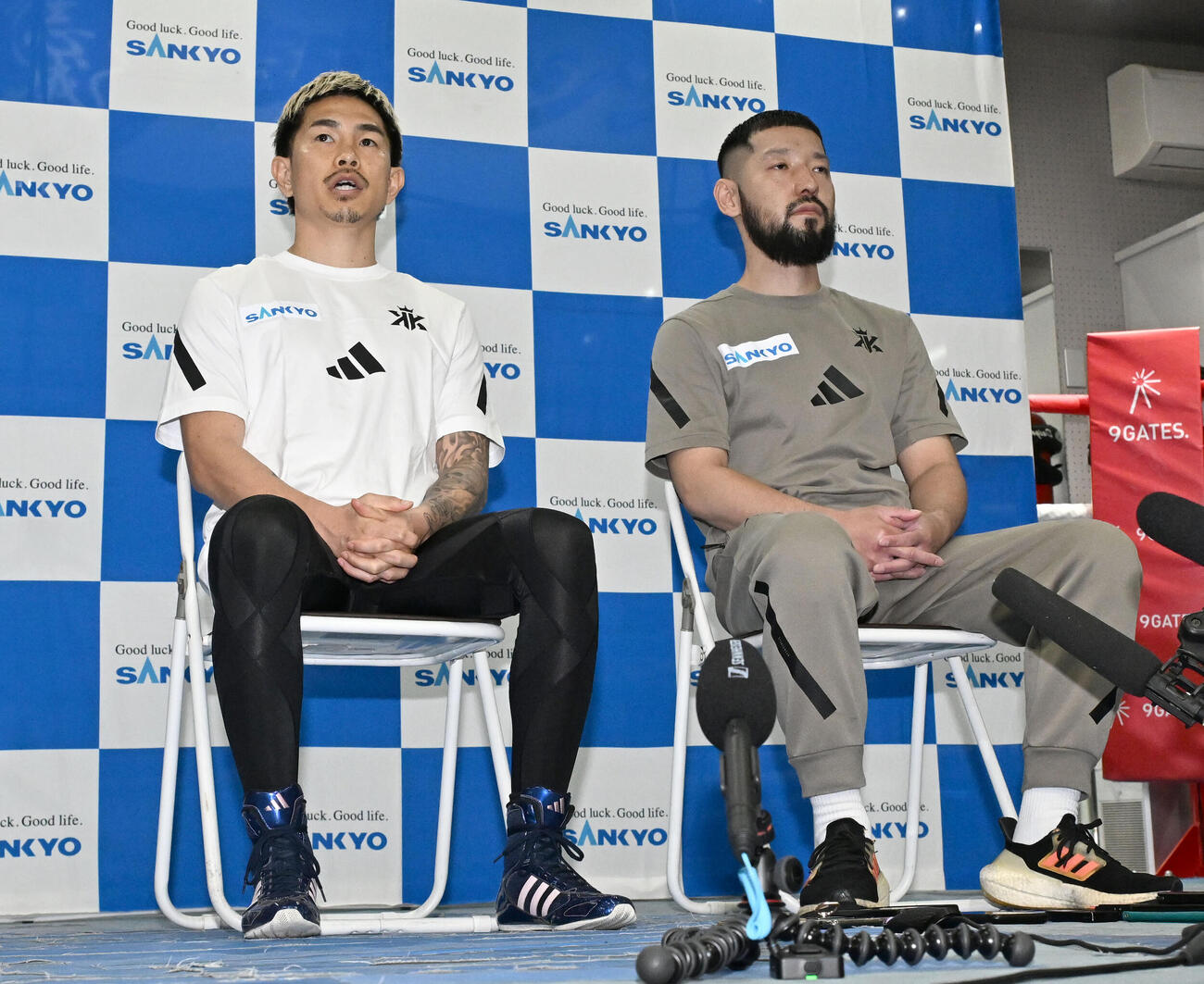 公開練習を前に志成ジムの佐々木修平会長（右）と記者会見する井岡一翔（撮影・千葉一成）