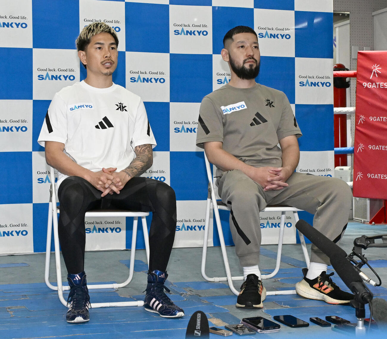 公開練習を前に志成ジムの佐々木修平会長（右）と記者会見する井岡一翔（撮影・千葉一成）