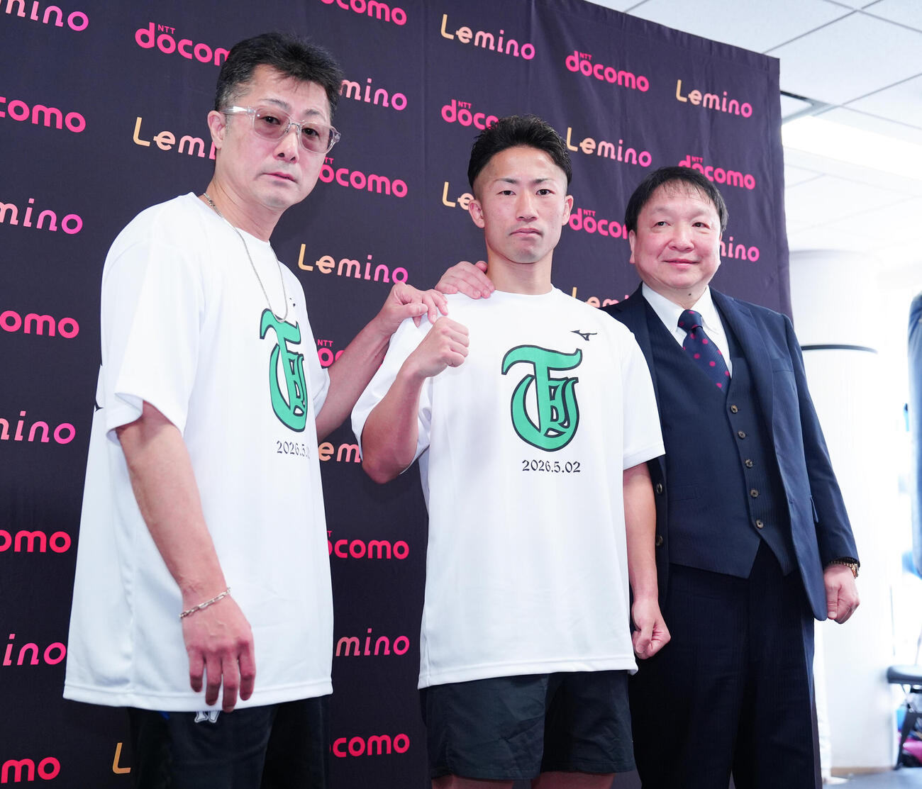 会見を終え、大橋会長（右）、父真吾トレーナー（左）と写真に納まる井上拓（撮影・鈴木みどり）