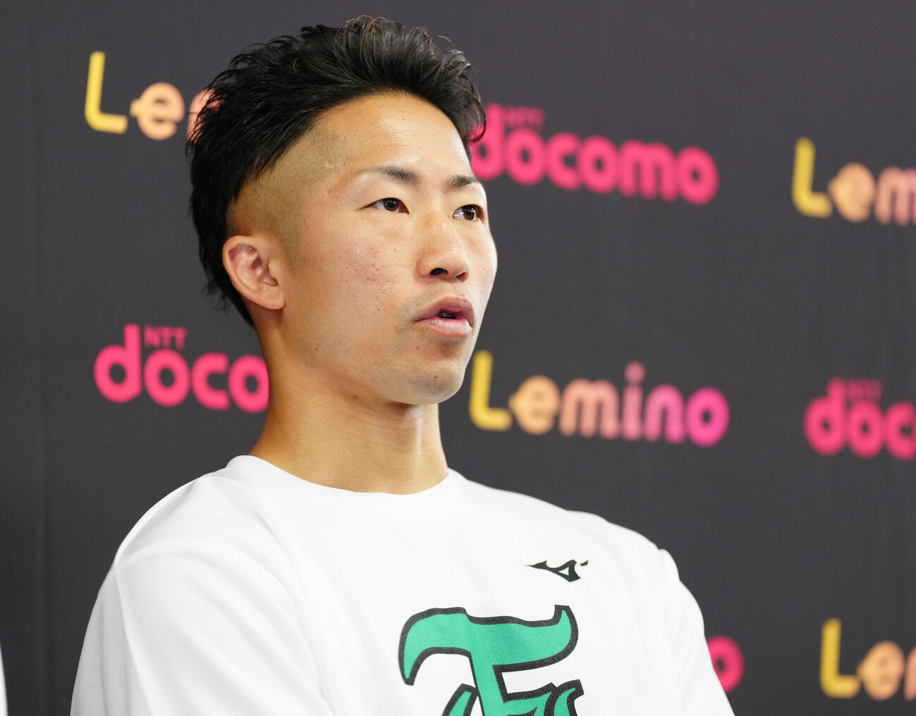 公開練習前の会見に臨む井上拓（撮影・鈴木みどり）